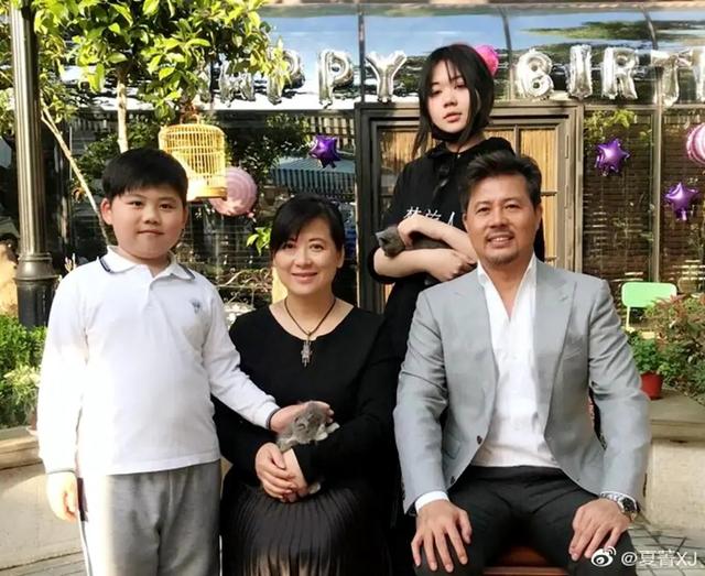 佟瑞欣获上影集团“优秀干部”表彰，他是演员剧团团长，妻子夏菁