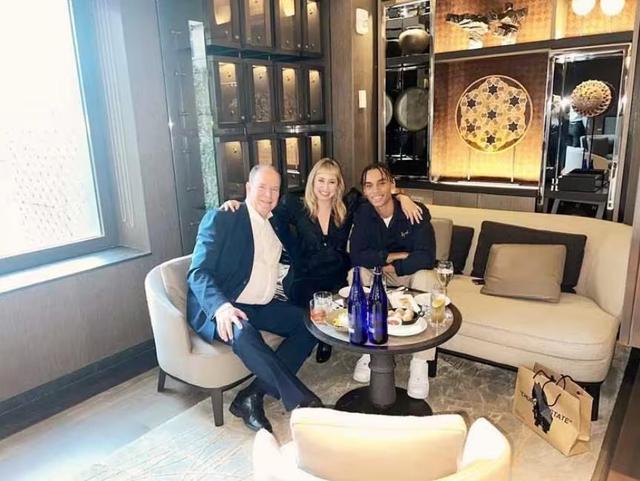 摩纳哥亲王与2个私生子合影，旧情人大方秀出照片