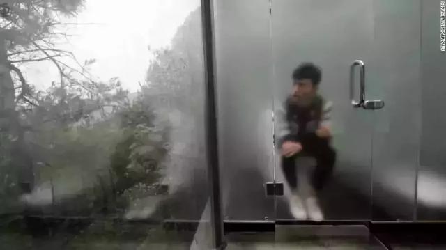 尴尬！无死角超清晰，女厕门口镜子暴露个人隐私，记者实地探究竟