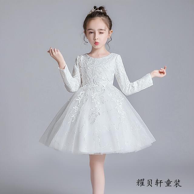 她被全国首富从孤儿院领回家，大佬们排队宠