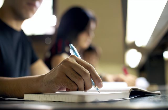 美女贪官金英丽,与3位富商共同交往,为方便包里常备“计生用品”