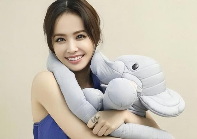 被揩油的十多位女星：有人被侵犯还要道歉，有人当场扇耳光还击