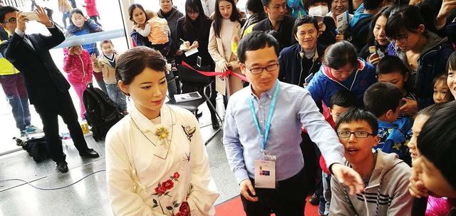 其实中国也有“美女机器人”名叫佳佳，很漂亮，丝毫不比国外的差