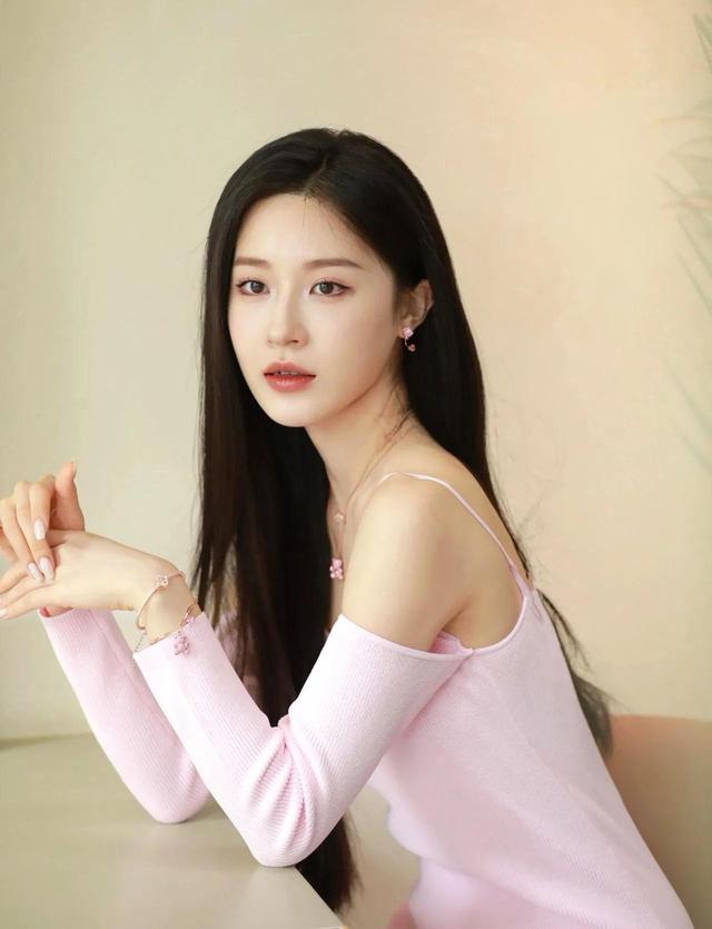 长相甜美的江南美女，气质出众