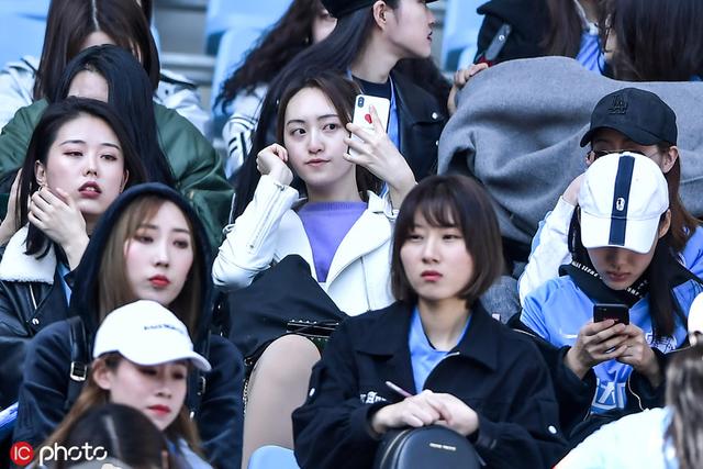 足球城美女多!大连一方看台美女扎堆 球迷热情高涨