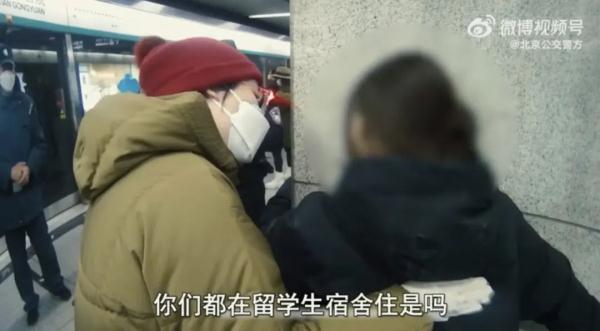 北京地铁，一女子站台上抱头痛哭，这时候她走了过去