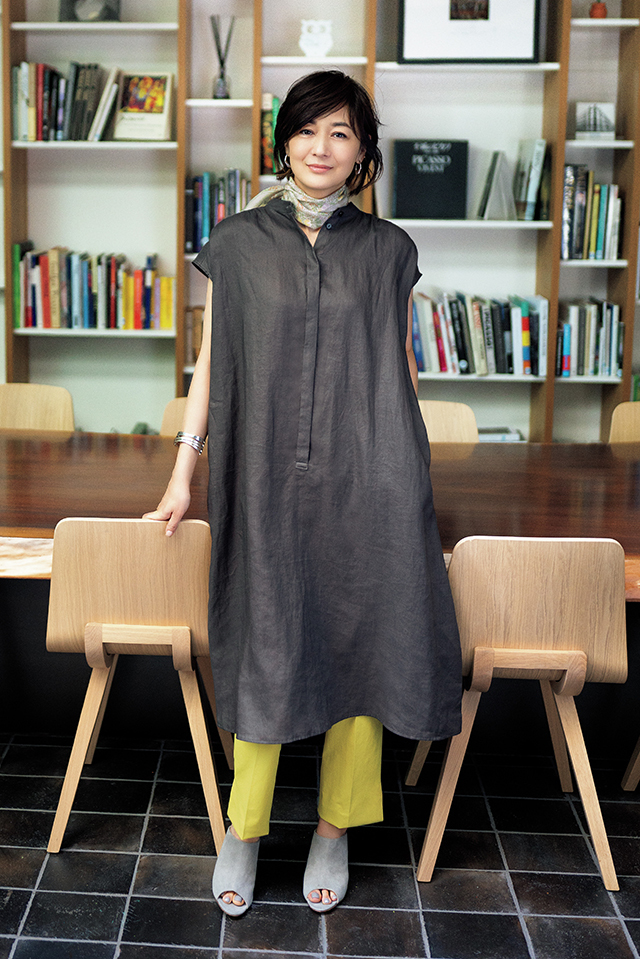 上了50岁的女人别老披丝巾小脚裤，学她们这么穿，优雅大气