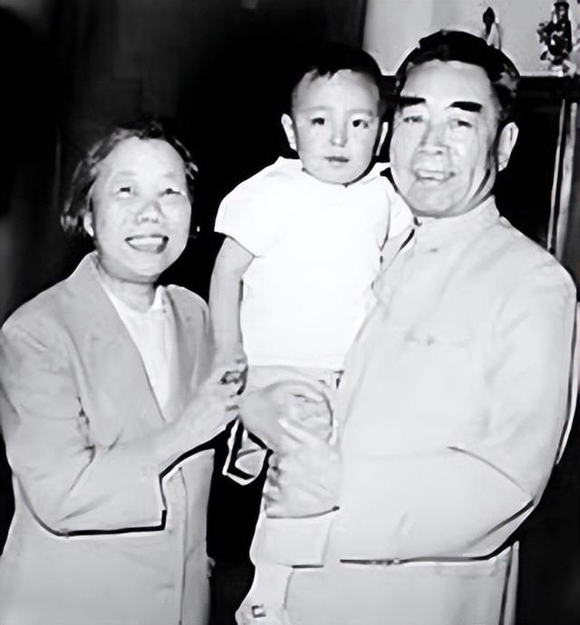 西方记者刁难:你见过世界最漂亮的女人吗?周总理硬气回应:见过