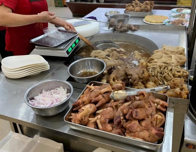 美女到河南出差,点了一碗面尴尬得无法下嘴,网友:吃其它的吧