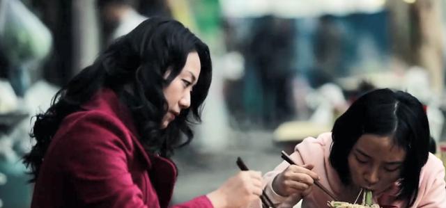 女大学生被拐到农村，她反而把人贩卖给了光棍汉，犯罪片《空窗》