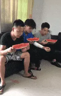 搞笑GIF趣图：美女回农村好几天了，现在出不去，在家都无聊死了