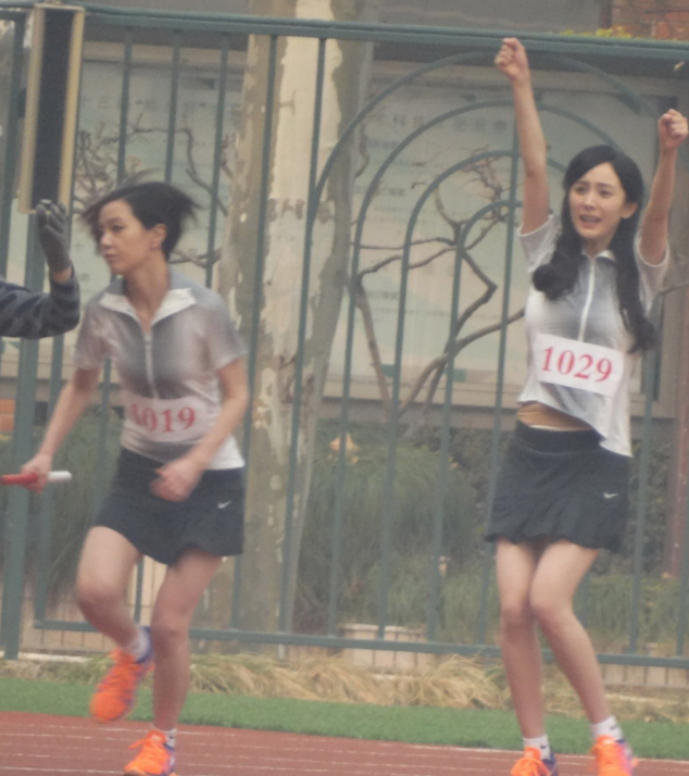 女明星的自我修养，杨幂机场脱掉丝袜秀美腿，杨颖露脐装炫人鱼线