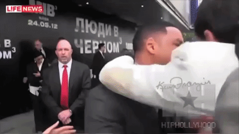 迪丽热巴被变态跟踪，小李子被抱腿埋裆！明星活该被骚扰吗？