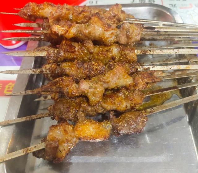 美女到河南出差,点了一碗面尴尬得无法下嘴,网友:吃其它的吧