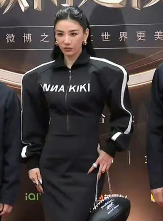 微博之夜女星生图：热巴杨紫惊艳，杨幂脸垮金晨干瘪，刘诗诗脸僵