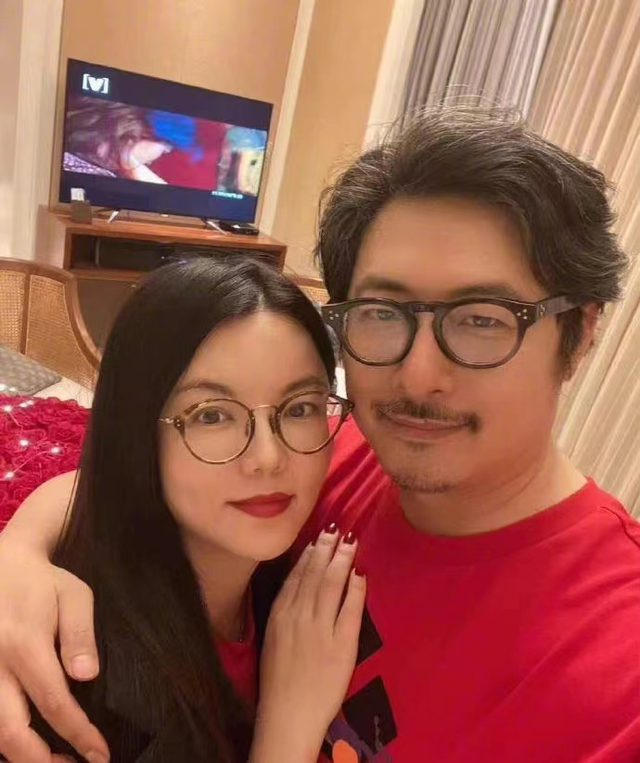 王岳伦官宣离婚后首现身，胡子拉碴发际线显眼，嗨玩三天状态憔悴