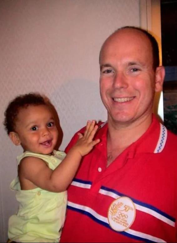 摩纳哥亲王与2个私生子合影，旧情人大方秀出照片