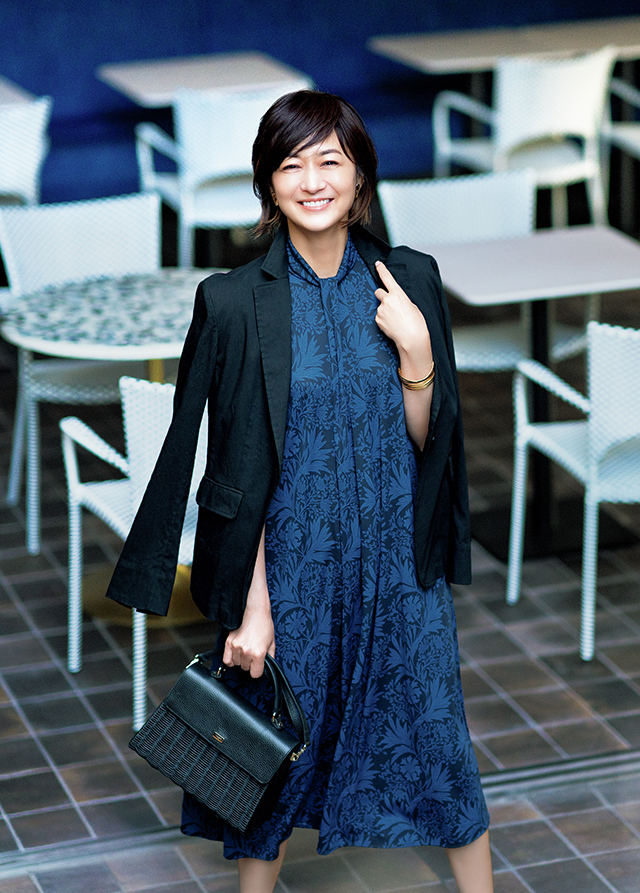 上了50岁的女人别老披丝巾小脚裤，学她们这么穿，优雅大气