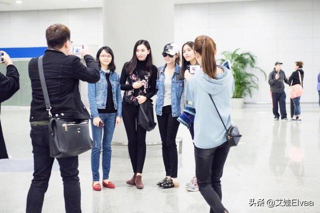 张柏芝罕见秀舞姿!穿牛仔吊带拉货派对上热舞,打扮年轻似小姑娘