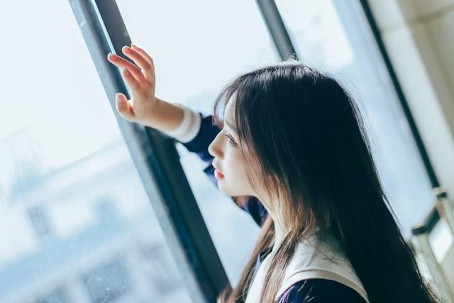 天使的容颜魔鬼的身材,清纯女孩校园制服尽显诱惑