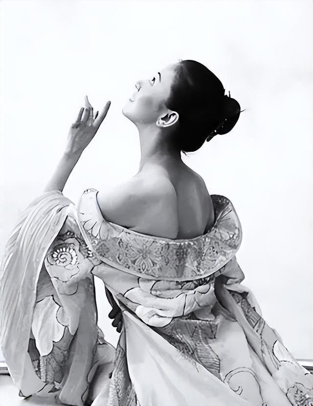 “人体模特”汤加丽一脱成名，却遭丈夫抛弃、父母嫌弃，单身至今