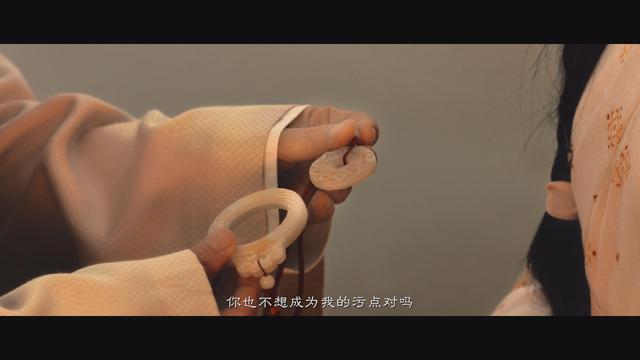 美女被前男友抛弃，还被当街扒衣，太惨啦