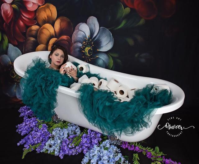 最“奢侈”的浴室写真,她在身上铺满卫生纸