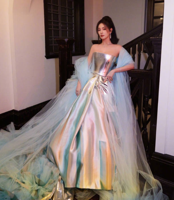 微博之夜女星生图：热巴杨紫惊艳，杨幂脸垮金晨干瘪，刘诗诗脸僵