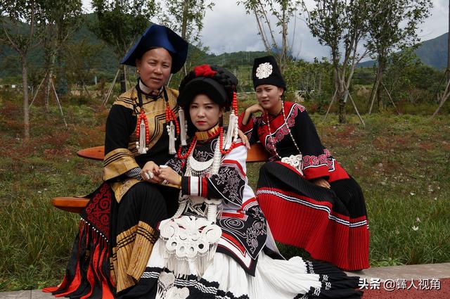 凉山彝族美女，你知道她们穿上盛装的时候有多美丽吗