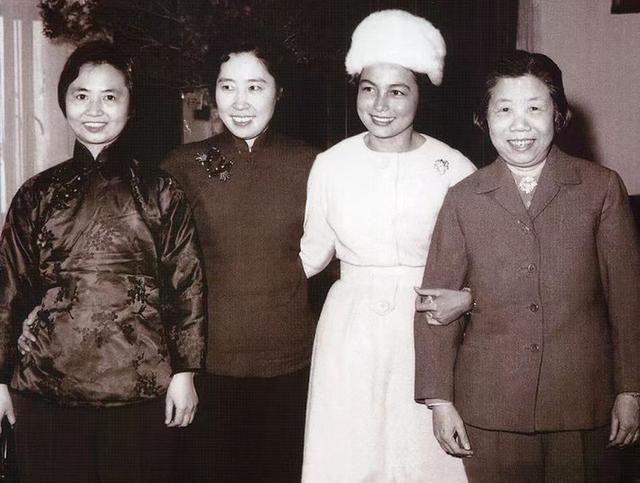 西方记者刁难:你见过世界最漂亮的女人吗?周总理硬气回应:见过