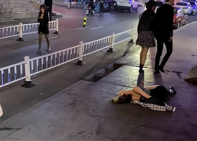 穿吊带的妙龄女子,醉酒后卧在大街上,目击者:美女没人敢扶