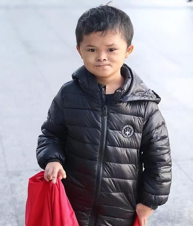 那个因为笑容爆火的7岁女孩,父母婉拒百万签约后,后悔了吗?