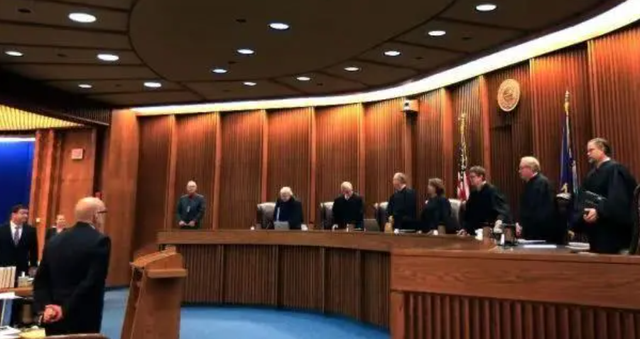 2022年，华裔女博士因未交物业费被告，持刀与美国警方对峙被击毙