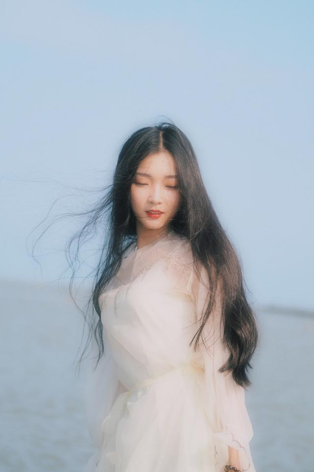 一组海边舞女写真,似80年代港星