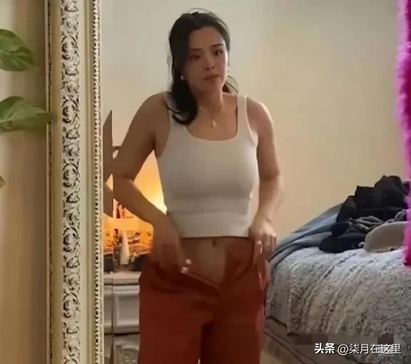 钟丽缇大女儿晒私密写真，穿蕾丝内衣内裤秀身材。