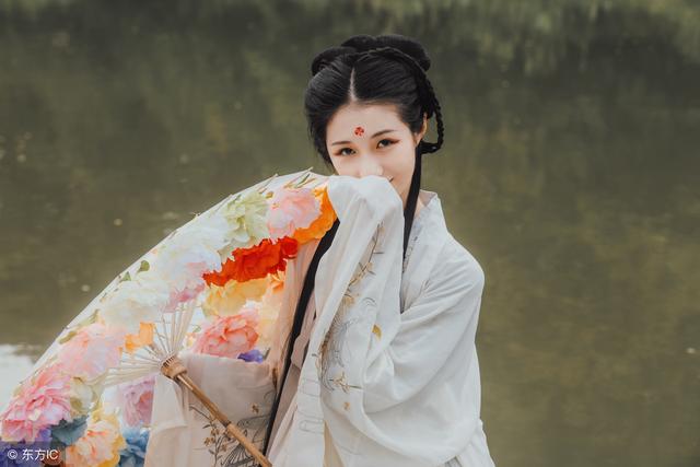 小说:美女被五花大绑,男人点火烧她,天空突然下起了大暴雨