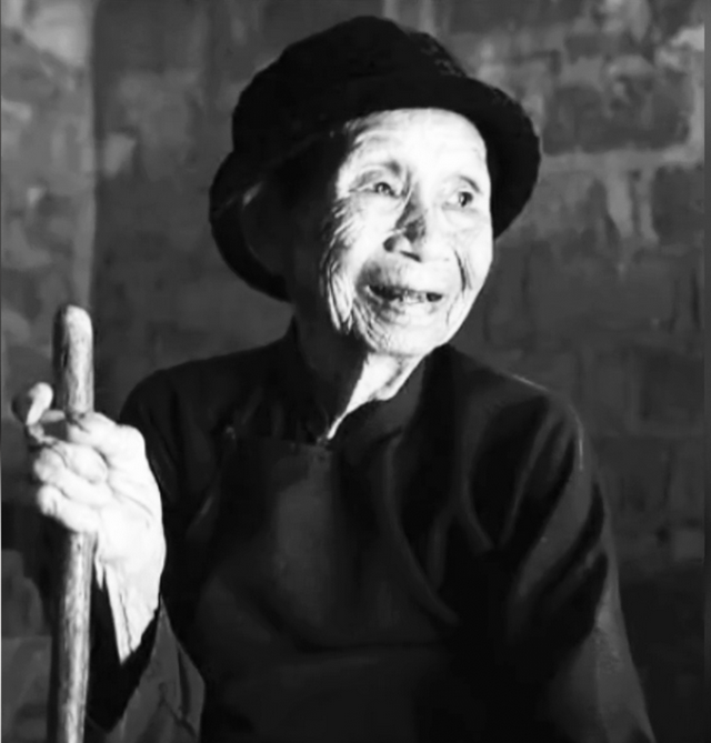 女孩儿正要下田干农活，被鬼子抓住惨遭蹂躏，又送到慰安所