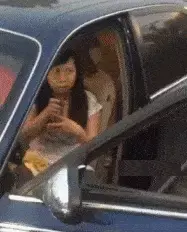 搞笑GIF趣图：美女回农村好几天了，现在出不去，在家都无聊死了