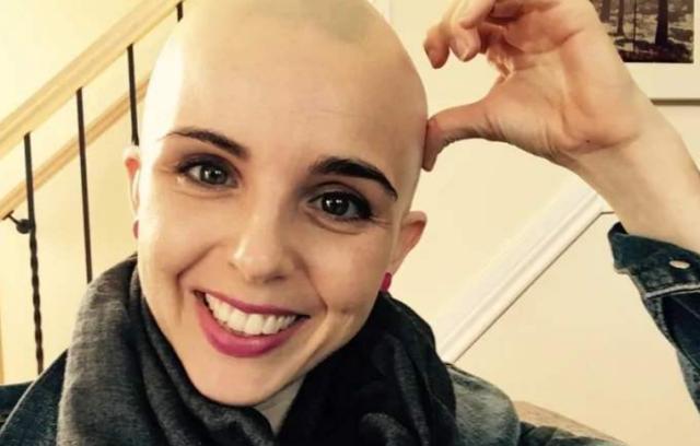 头发一年能长多长？美女剃光头发，记录一年的生长过程！