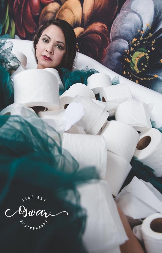 最“奢侈”的浴室写真,她在身上铺满卫生纸