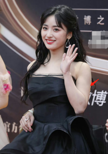 微博之夜女星生图：热巴杨紫惊艳，杨幂脸垮金晨干瘪，刘诗诗脸僵