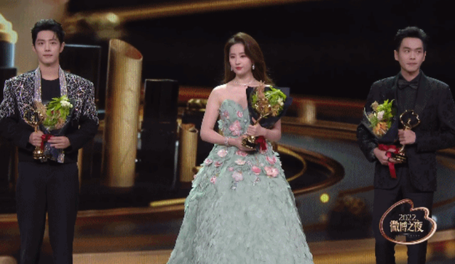 微博之夜女星生图：热巴杨紫惊艳，杨幂脸垮金晨干瘪，刘诗诗脸僵