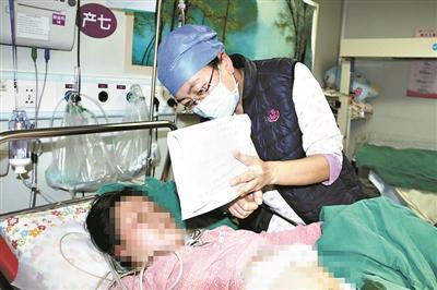 聋哑孕妈无声分娩 暖心医护人员用纸片与她“交流”