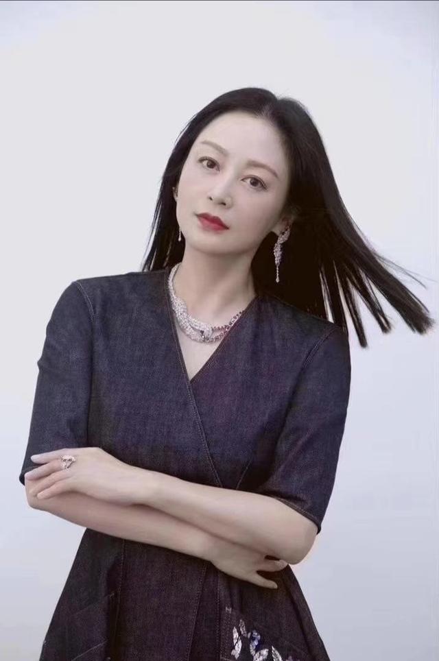 她被称为“内地第一美女”，曾迷倒陈凯歌，如今儿子长得像吴某凡