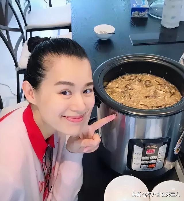 眼袋、胸下垂、胖成球，这些“不体面”的怀孕女星，才是人间真实