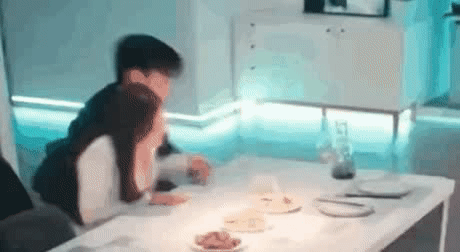 强吻、摸胸、掀裙底，这些男星究竟是真敬业，还是借戏揩油？