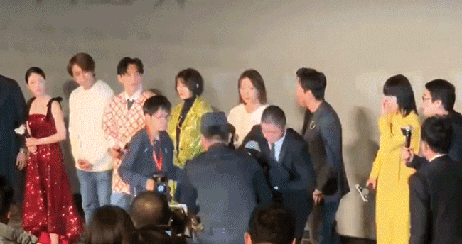 迪丽热巴被变态跟踪，小李子被抱腿埋裆！明星活该被骚扰吗？