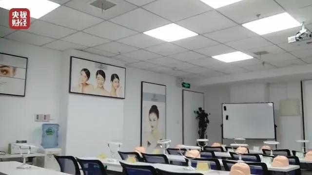 315晚会6大打假现场:美女主播是抠脚大汉,土坑老坛酸菜不忍直视