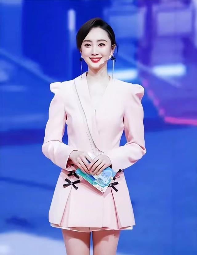 央视美女主持考入清华！穿着低调很随和，25岁颜值出众不输明星