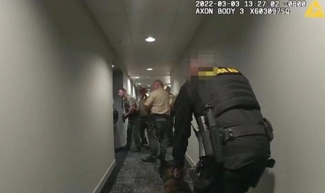 2022年，华裔女博士因未交物业费被告，持刀与美国警方对峙被击毙